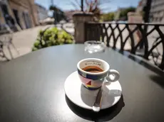 Una tazzina di caffè su un tavolino di un bar del centro (Tibaldi)