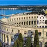 Una veduta dell’Arena di Pola e della parte settentrionale del golfo su cui si affaccia la città