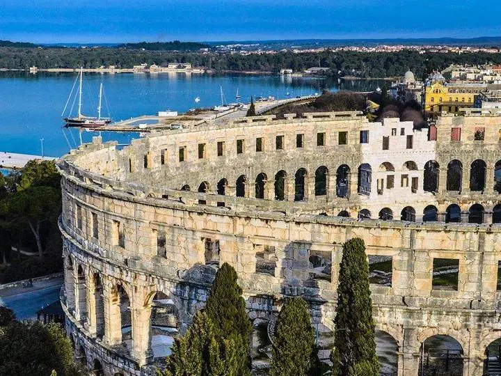 Una veduta dell’Arena di Pola e della parte settentrionale del golfo su cui si affaccia la città