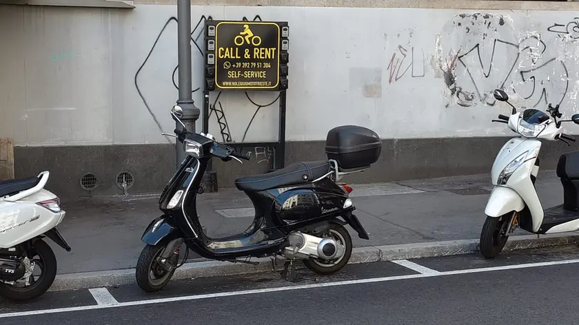 L’insegna del noleggio installata in largo Riborgo