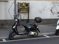L’insegna del noleggio installata in largo Riborgo