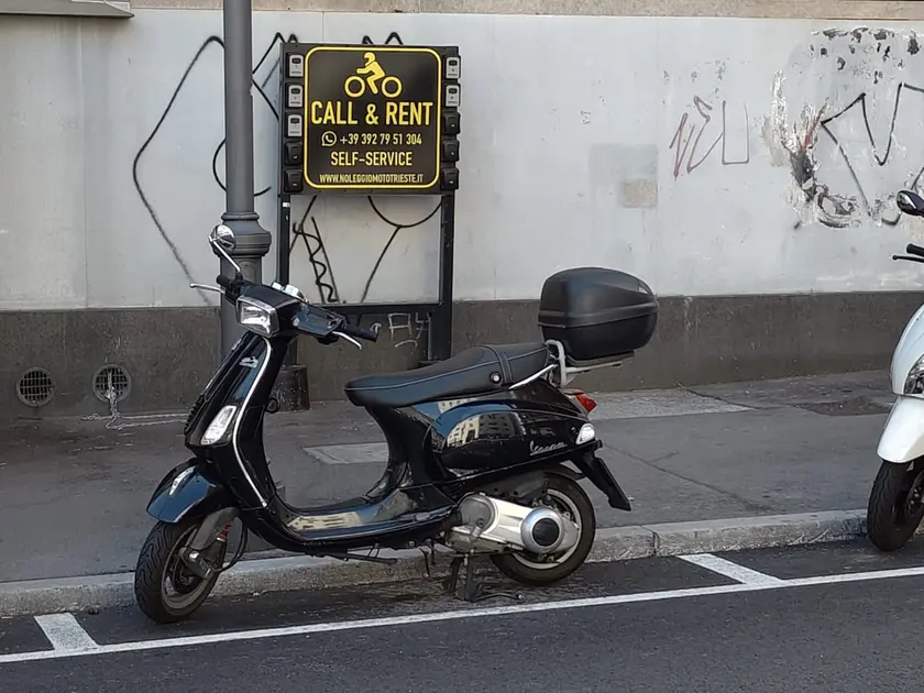 L’insegna del noleggio installata in largo Riborgo