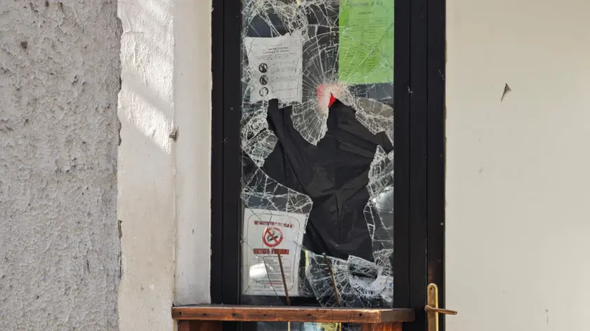 La vetrina sfondata del bar di via Settefontane 13 (foto Andrea Lasorte)
