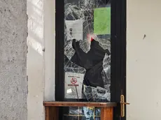 La vetrina sfondata del bar di via Settefontane 13 (foto Andrea Lasorte)