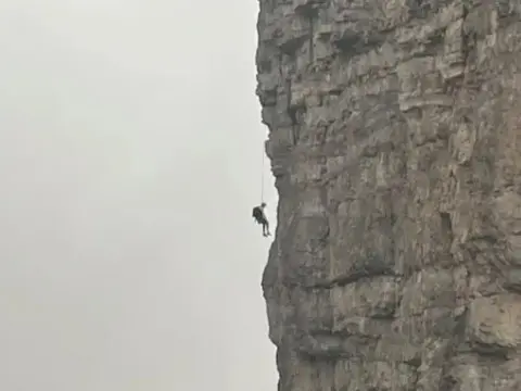 Sospesi nel vuoto, soccorsa coppia veneziana