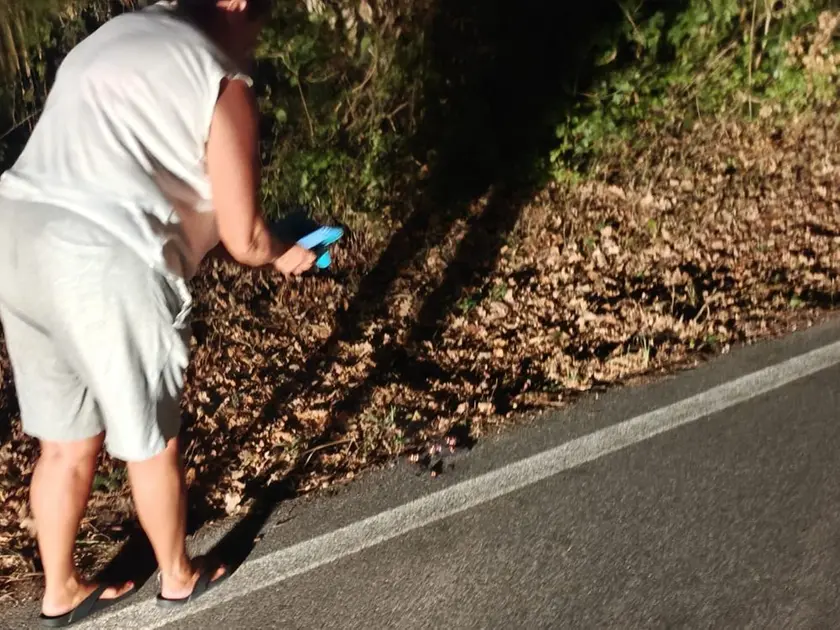 Roberta Visintin mentre osserva la massa di carta con le fiammelle