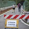 Il ponte di via Bonomea sbarrato da giovedì pomeriggio. Foto Andrea Lasorte