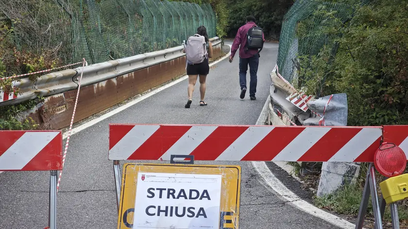Il ponte di via Bonomea sbarrato da giovedì pomeriggio. Foto Andrea Lasorte