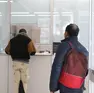 Utenti stranieri in fila allo sportello dell’ufficio Anagrafe del Comune (foto Bonaventura)