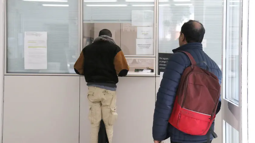 Utenti stranieri in fila allo sportello dell’ufficio Anagrafe del Comune (foto Bonaventura)