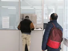 Utenti stranieri in fila allo sportello dell’ufficio Anagrafe del Comune (foto Bonaventura)
