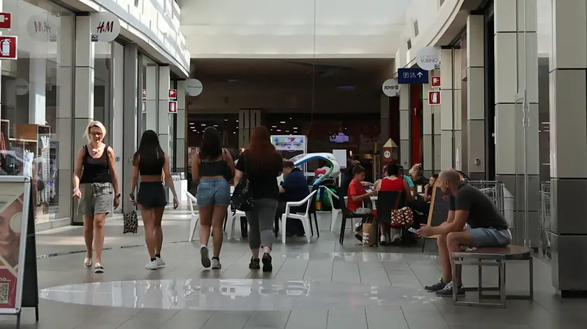 Gli interni del centro commerciale Montedoro (foto Andrea Lasorte)
