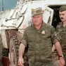 L'ex generale serbo Ratko Mladic ripreso durante i giorni del massacro di Srebrenica