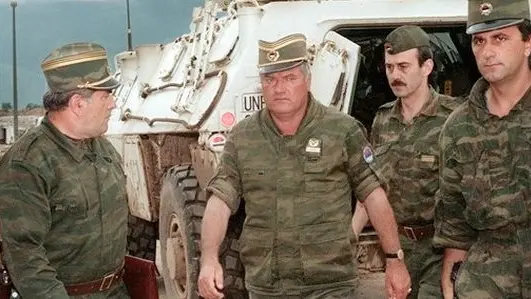 L'ex generale serbo Ratko Mladic ripreso durante i giorni del massacro di Srebrenica