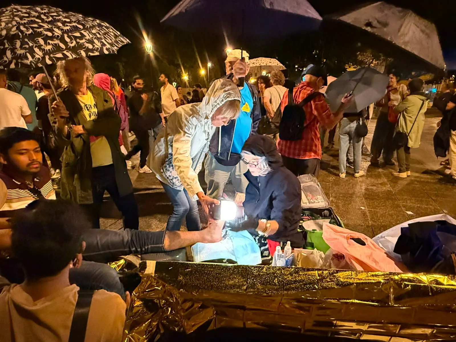 I volontari di Linea d'Ombra distribuiscono i pasti sotto la pioggia in piazza Libertà. Foto Massimo Silvano
