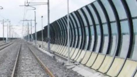 Barriere antirumore lungo la linea ferroviaria in Lombardia