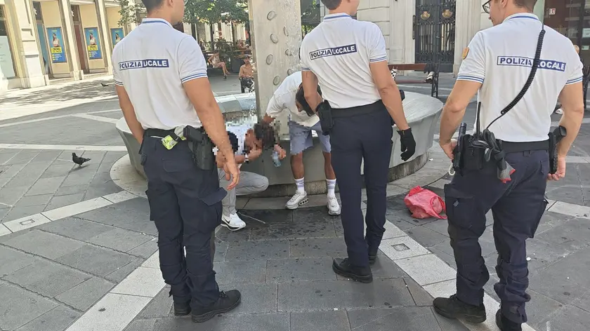 La polizia in largo Bonifacio a Trieste