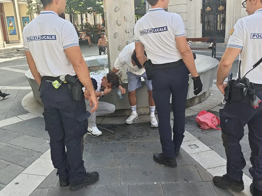 La polizia in largo Bonifacio a Trieste