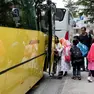 Studenti che salgono sugli scuolabus comunali fuori dalle loro sedi Foto Bonaventura