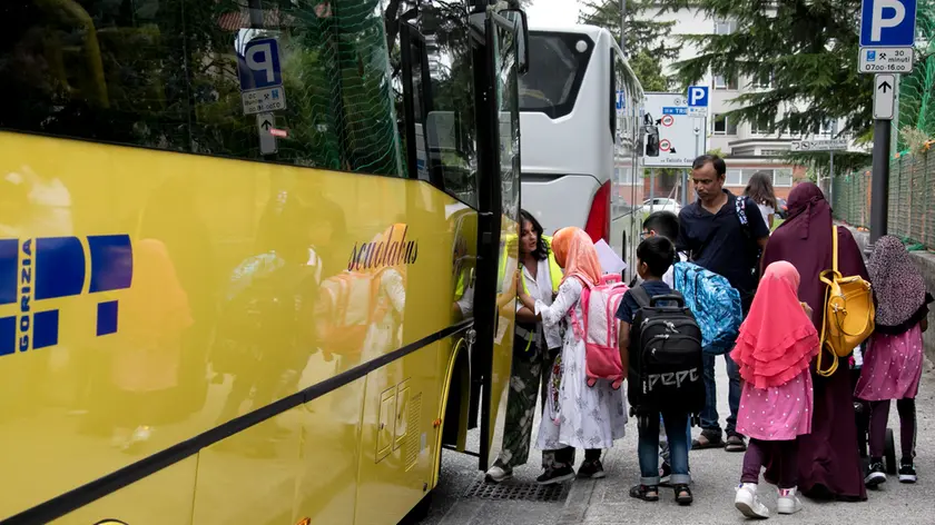 Studenti che salgono sugli scuolabus comunali fuori dalle loro sedi Foto Bonaventura