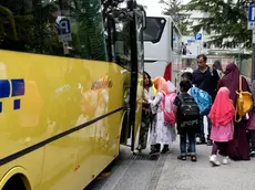 Studenti che salgono sugli scuolabus comunali fuori dalle loro sedi Foto Bonaventura