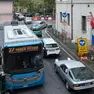 L’incrocio fra autobus e auto all’uscita della galleria in via Roma con a destra la sede di Rifondazione comunista Foto Massimo Silvano