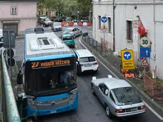 L’incrocio fra autobus e auto all’uscita della galleria in via Roma con a destra la sede di Rifondazione comunista Foto Massimo Silvano