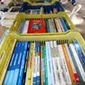 Una bancarella di libri scolastici usati