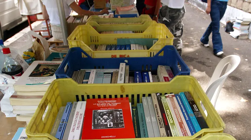 Una bancarella di libri scolastici usati