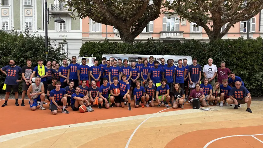 La foto di gruppo al memorial per Mitja Gasparo sul playground di piazza Carlo Alberto Foto Bruni