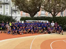 La foto di gruppo al memorial per Mitja Gasparo sul playground di piazza Carlo Alberto Foto Bruni
