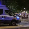 Camionetta della polizia in piazza Libertà venerdì sera Foto Silvano