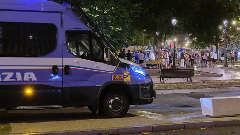 Camionetta della polizia in piazza Libertà venerdì sera Foto Silvano