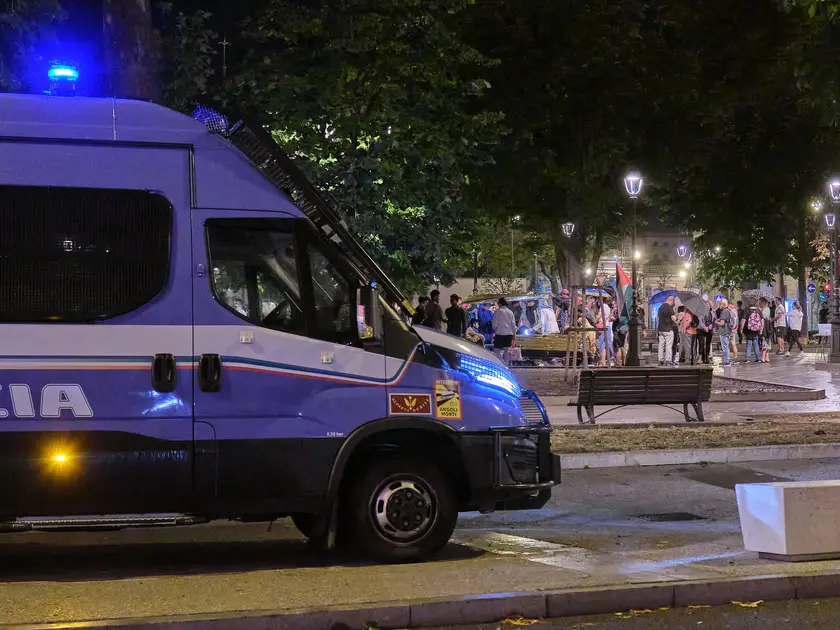 Camionetta della polizia in piazza Libertà venerdì sera Foto Silvano