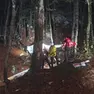 Il relitto dell’aereo e i soccorritori (foto Soccorso alpino croato)