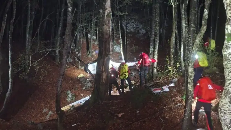 Il relitto dell’aereo e i soccorritori (foto Soccorso alpino croato)