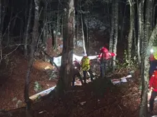 Il relitto dell’aereo e i soccorritori (foto Soccorso alpino croato)