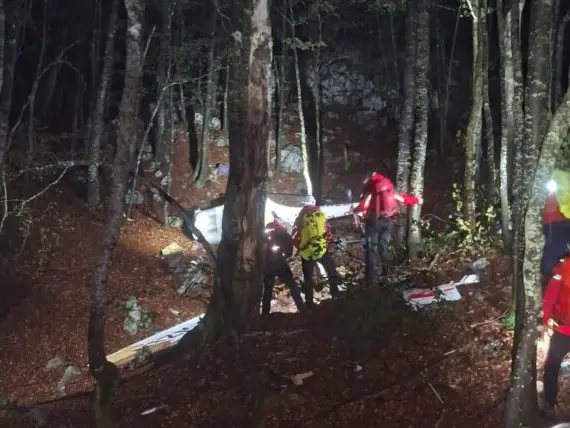 Il relitto dell’aereo e i soccorritori (foto Soccorso alpino croato)