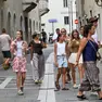 Turisti a passeggio nelle zone pedonali del centro. Foto Francesco Bruni