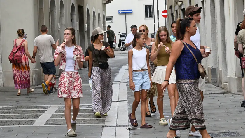 https://images.ilpiccolo.it/view/acePublic/alias/contentid/1tah0mvz5m0zgpuqzvu/0/copia-di-turismo-mordi-e-fuggi.webp?f=16%3A9&amp;w=840
