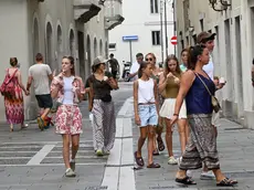 Turisti a passeggio nelle zone pedonali del centro. Foto Francesco Bruni