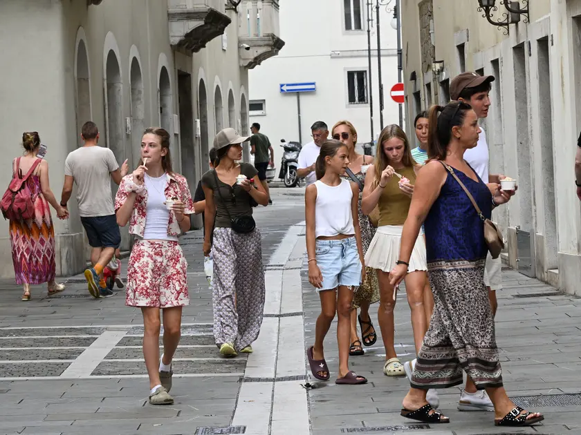 Turisti a passeggio nelle zone pedonali del centro. Foto Francesco Bruni