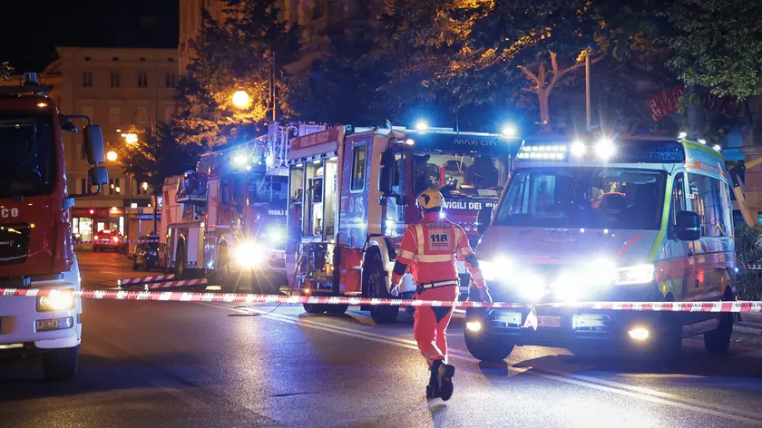I soccorsi in via Battisti 8 la notte del rogo avvenuto lo scorso 17 luglio Foto Andrea Lasorte