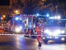 I soccorsi in via Battisti 8 la notte del rogo avvenuto lo scorso 17 luglio Foto Andrea Lasorte