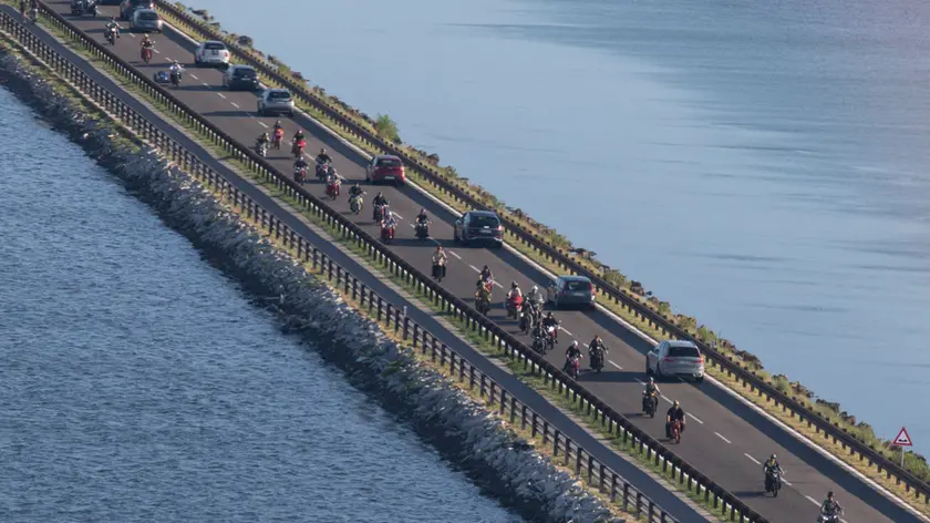 Le moto in transito sul ponte lagunare. Foto Katia Bonaventura