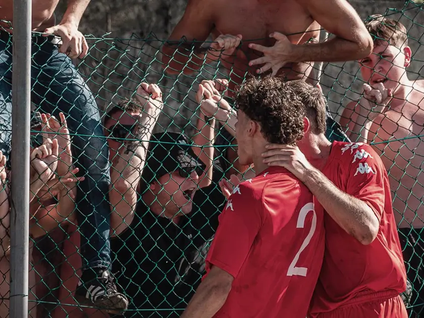 L'esultanza dei giocatori davanti al tifo triestino. Foto dagli account social Ust