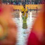 Kathmandu, devoti offrono preghiere ed eseguono i rituali durante la celebrazione del Chhath Puja sul fiume Bagmati