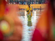 Kathmandu, devoti offrono preghiere ed eseguono i rituali durante la celebrazione del Chhath Puja sul fiume Bagmati