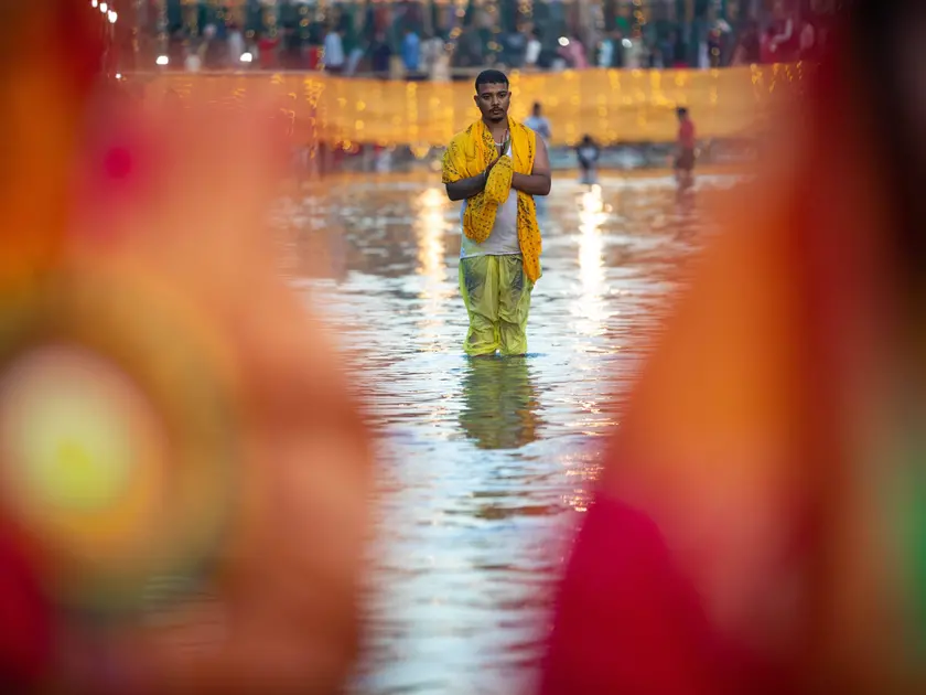 Kathmandu, devoti offrono preghiere ed eseguono i rituali durante la celebrazione del Chhath Puja sul fiume Bagmati