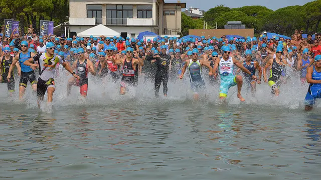La spettacolare partenza della frazione a nuoto del Triathlon di Grado